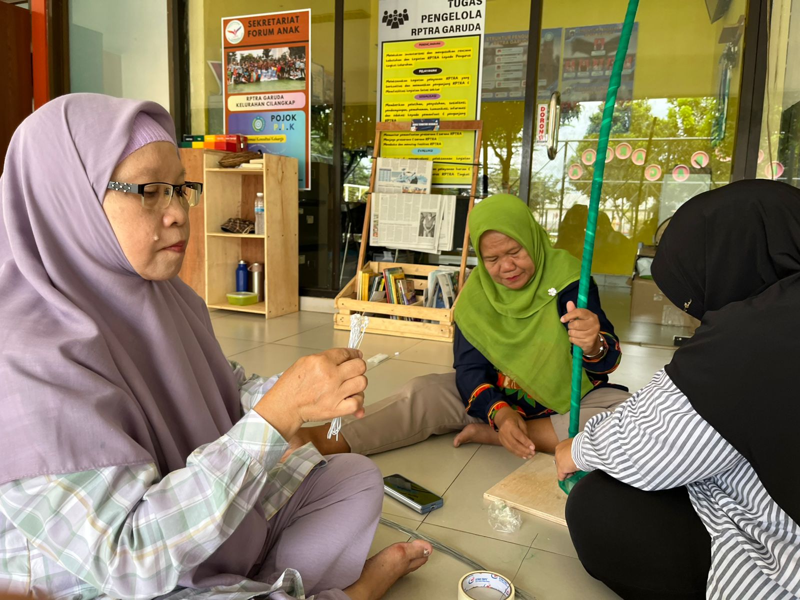 Kelas Berkarya : Workshop Giant Flower Di RPTRA Garuda